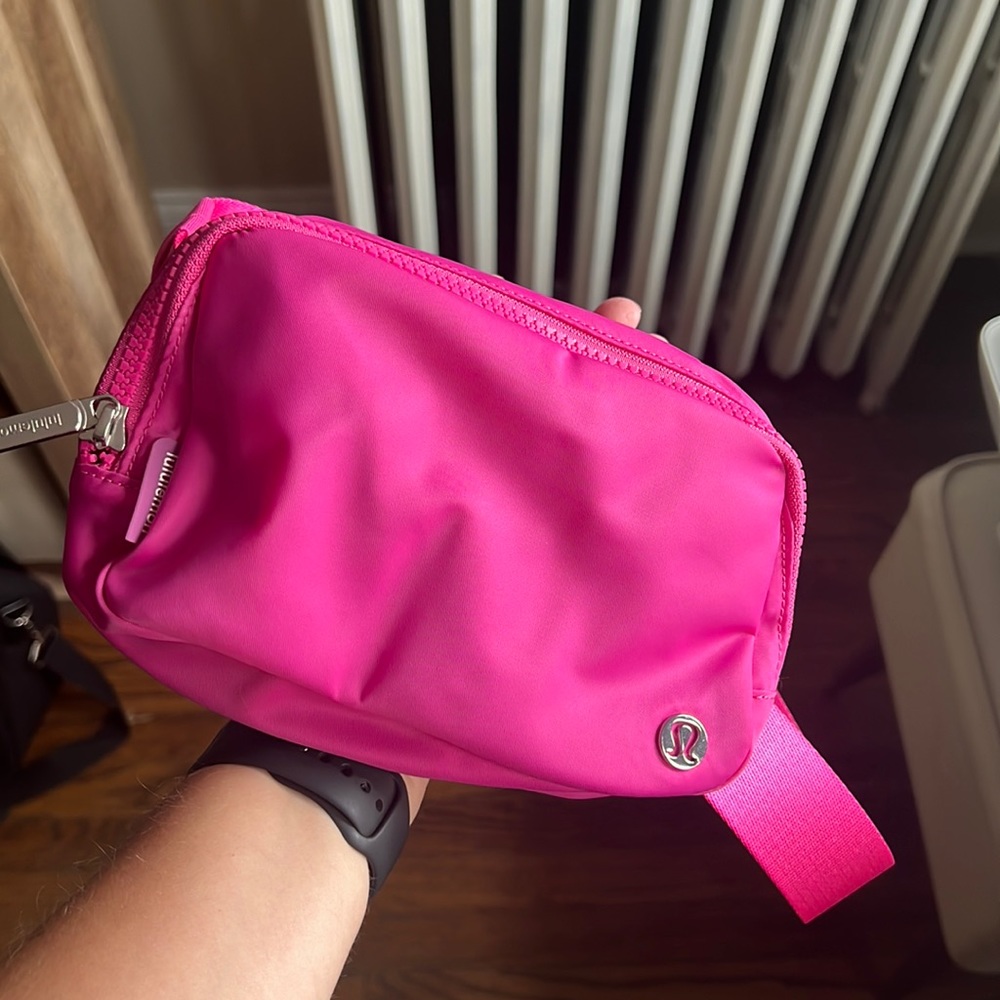 NWOT SONIC PINK LULULEMON BELTBAG
